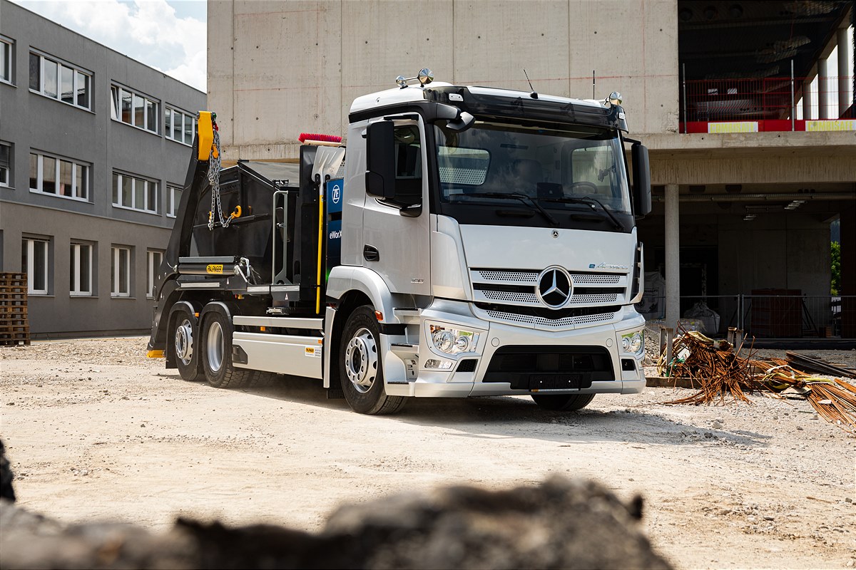 The ZF eWorX module is mounted directly behind the driver's cab on the Mercedes Benz eActros. 1200x800.jpg