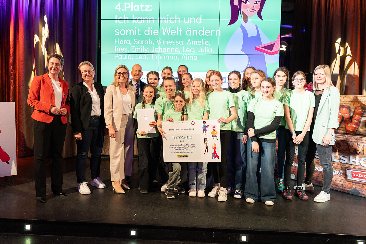 vlnr._ IV-Vizepräsidentin Sabine Herlitschka, PALFINGER CHRO Maria Koller, Frauenministerin Susanne Raab und Arbeitsminister Martin Kocher überreichten im Palais Wertheim in Wien die Auszeichnungen an die G.jpg