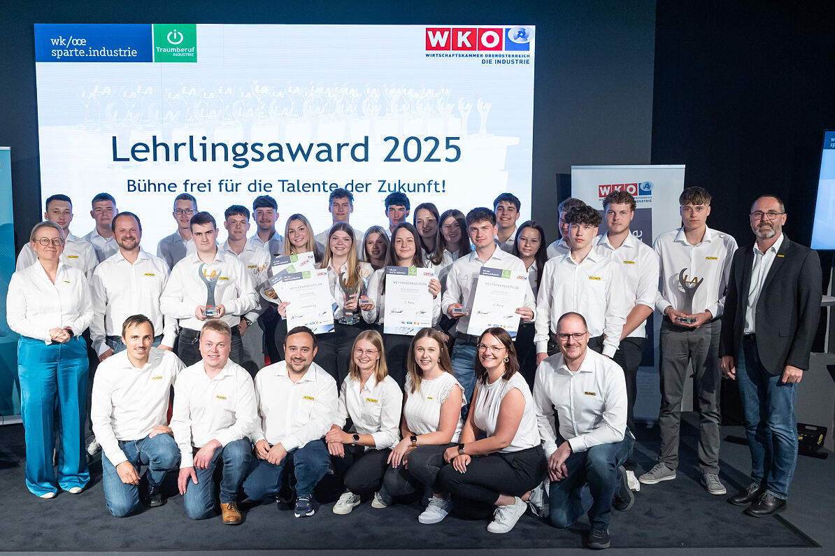 Strahlende Gesichter_ PALFINGER-Lehrlinge und Ausbildende feiern sieben Auszeichnungen beim Oberösterreichischen Lehrlingswettbewerb der Sparte Industrie. .jpg
