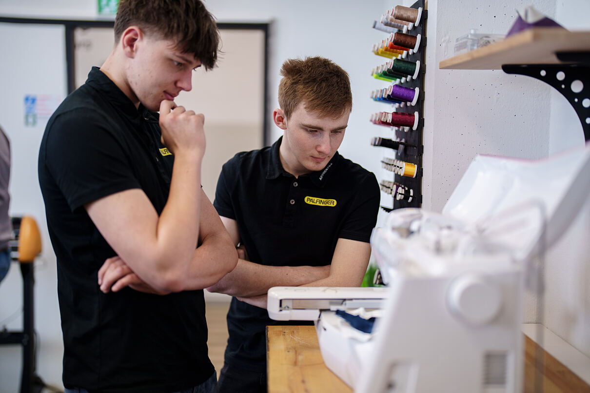 PALFINGER und die Pioniergarage arbeiten gemeinsam an der Vermittlung von Wissen und Fertigkeiten für die nächste Generation..jpg