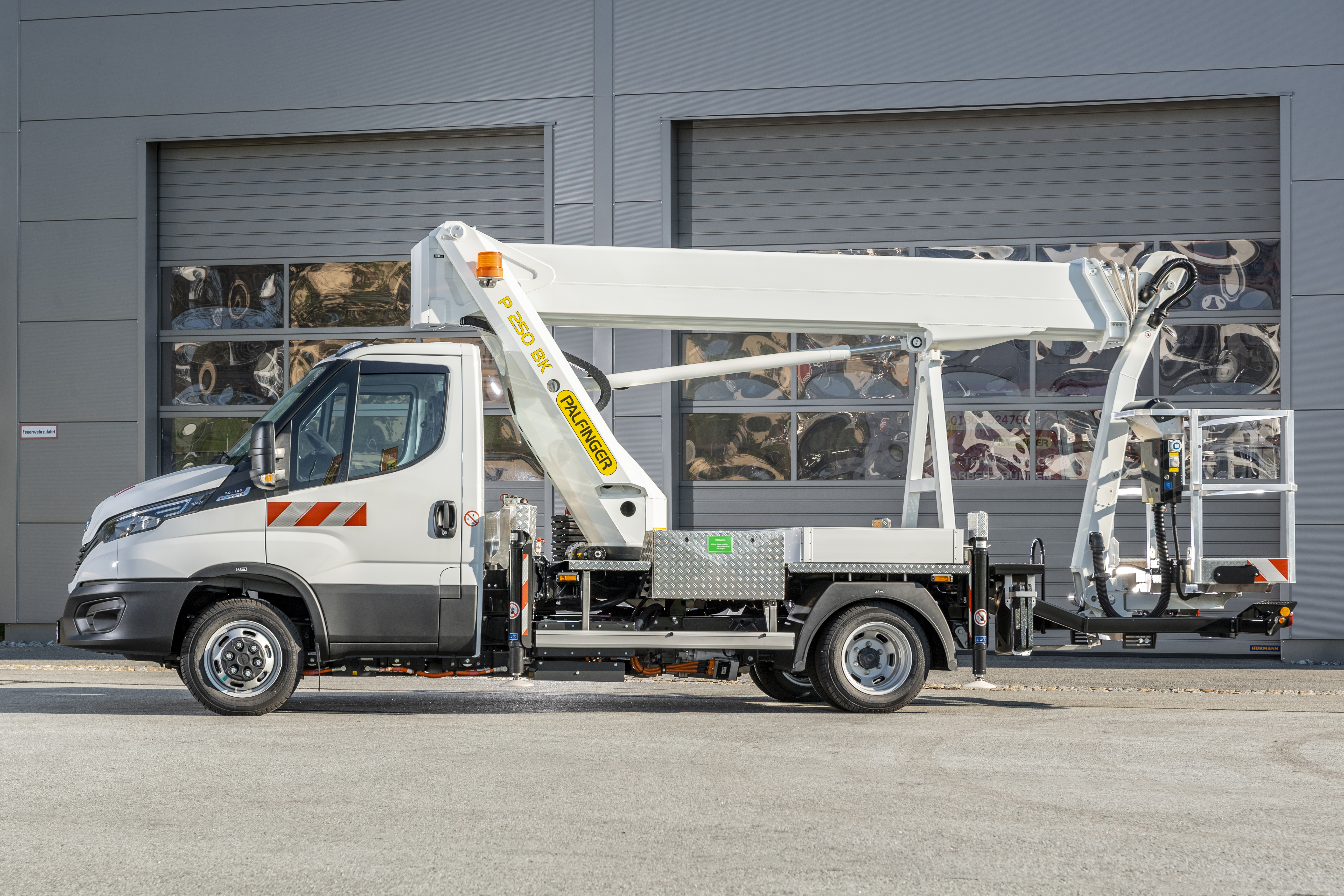 P 250 BK_eDRIVE_side.jpg