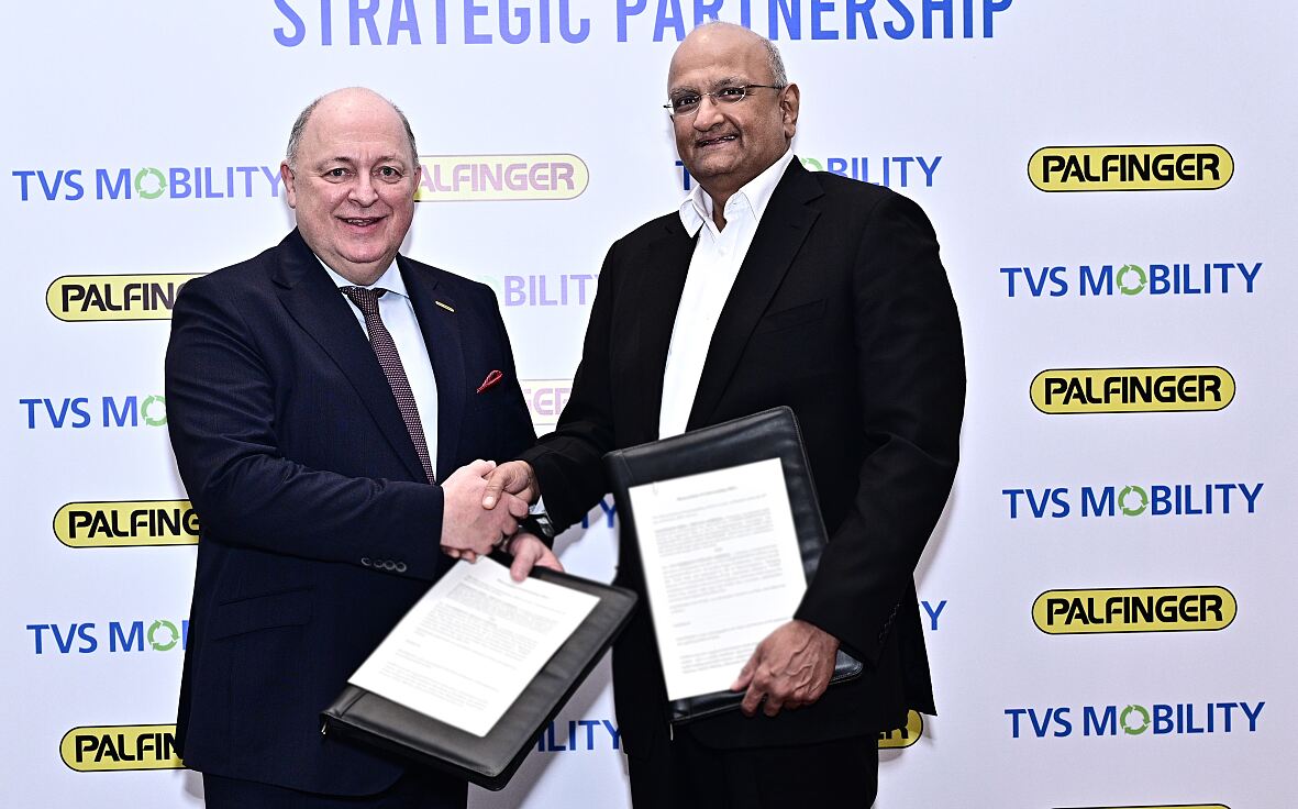 Andreas Klauser, CEO of PALFINGER, and R. Dinesh, Director of TVS Mobility Group, after the signing of a MoU to formalize and further develop the existing collaboration in India