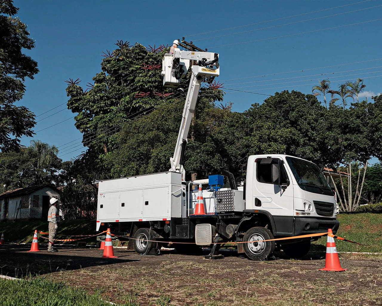 caminhão com guindaste realizando manutenção de iluminação pública