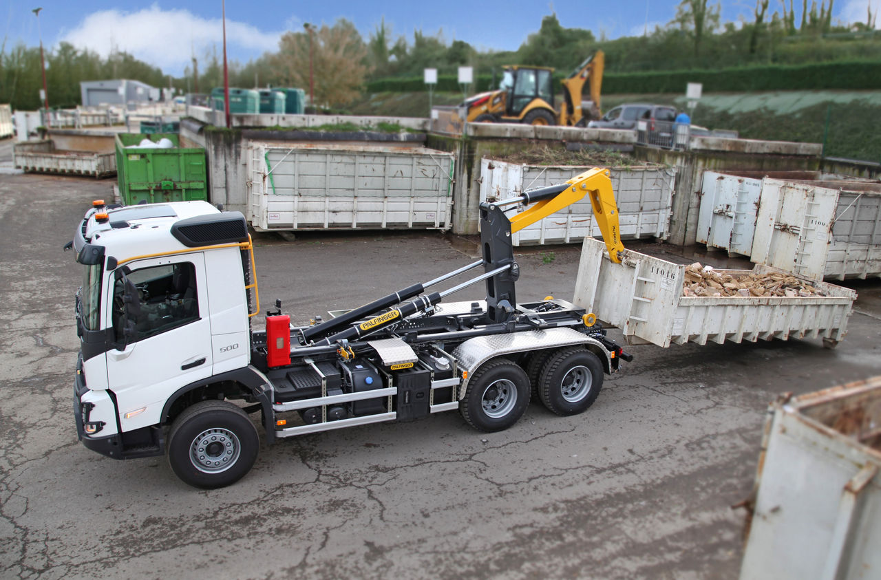 Synchron hooklift at recycling center