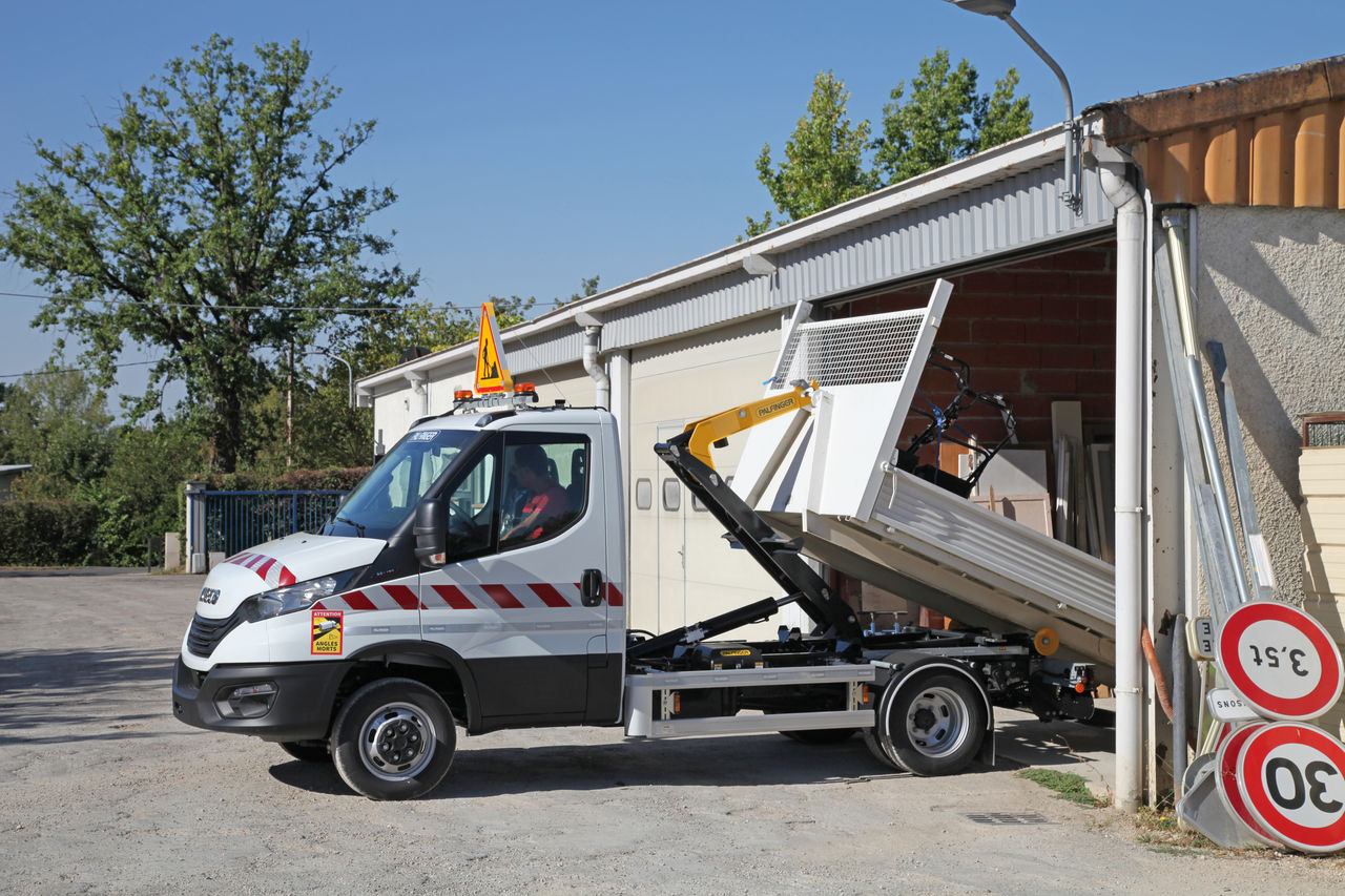 市のサービスセンターに設置されたフックリフト