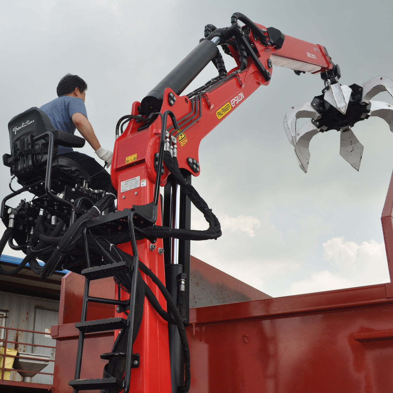As nossas gruas de reciclagem PALFINGER Epsilon são líderes em eficiência, velocidade e robustez, permitindo aos nossos clientes maximizar o tempo de atividade.