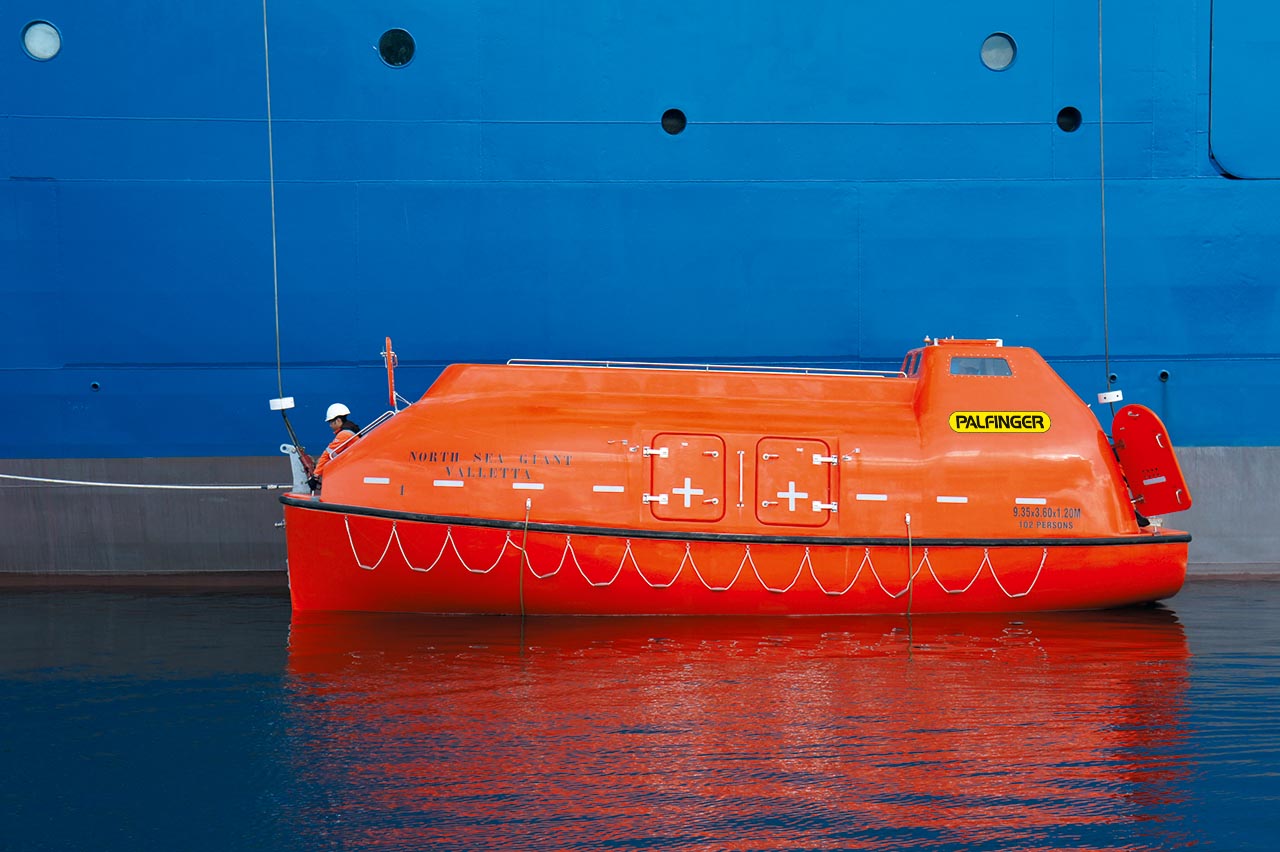 Totally enclosed lifeboat