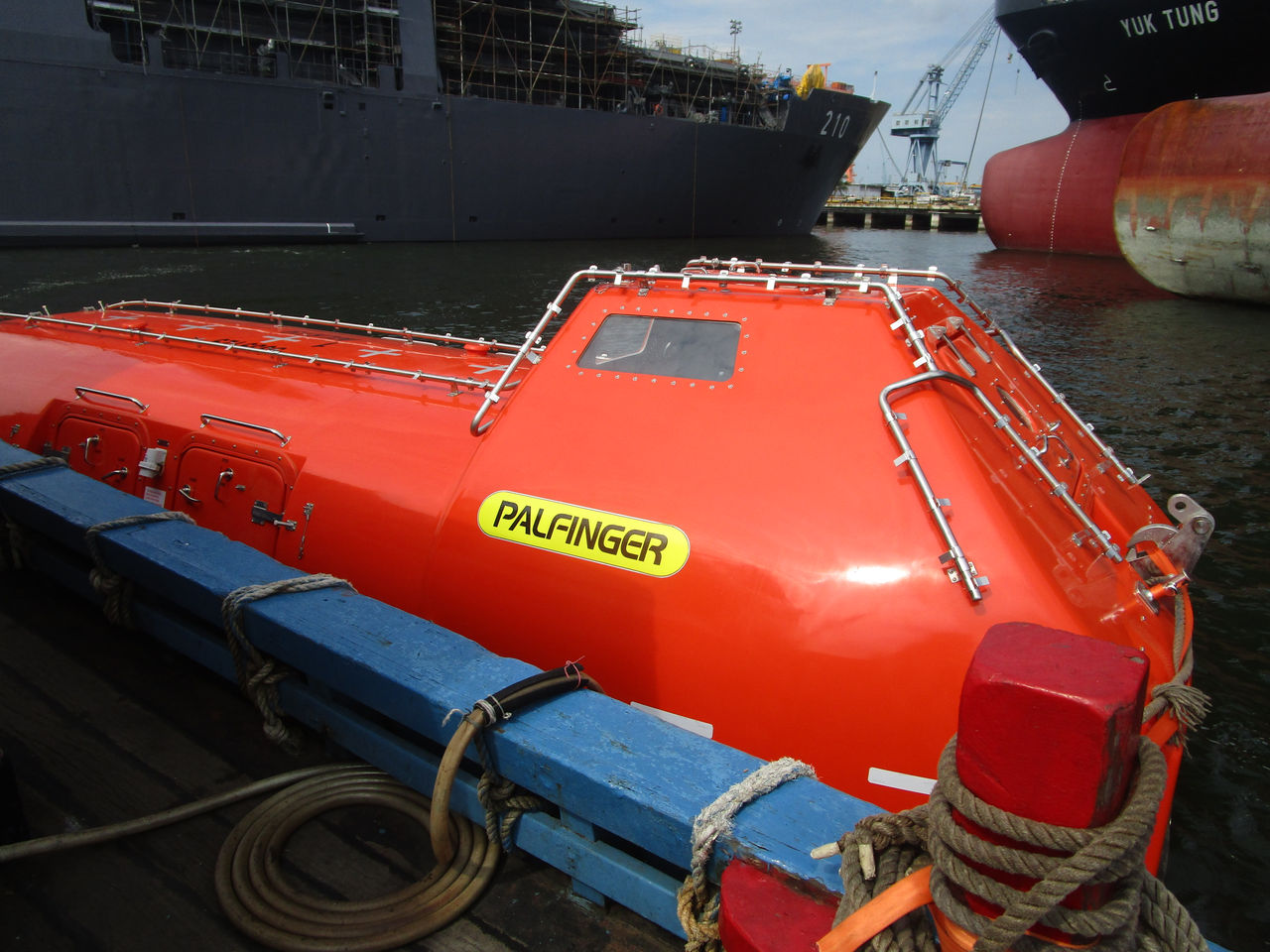 Totally enclosed lifeboat