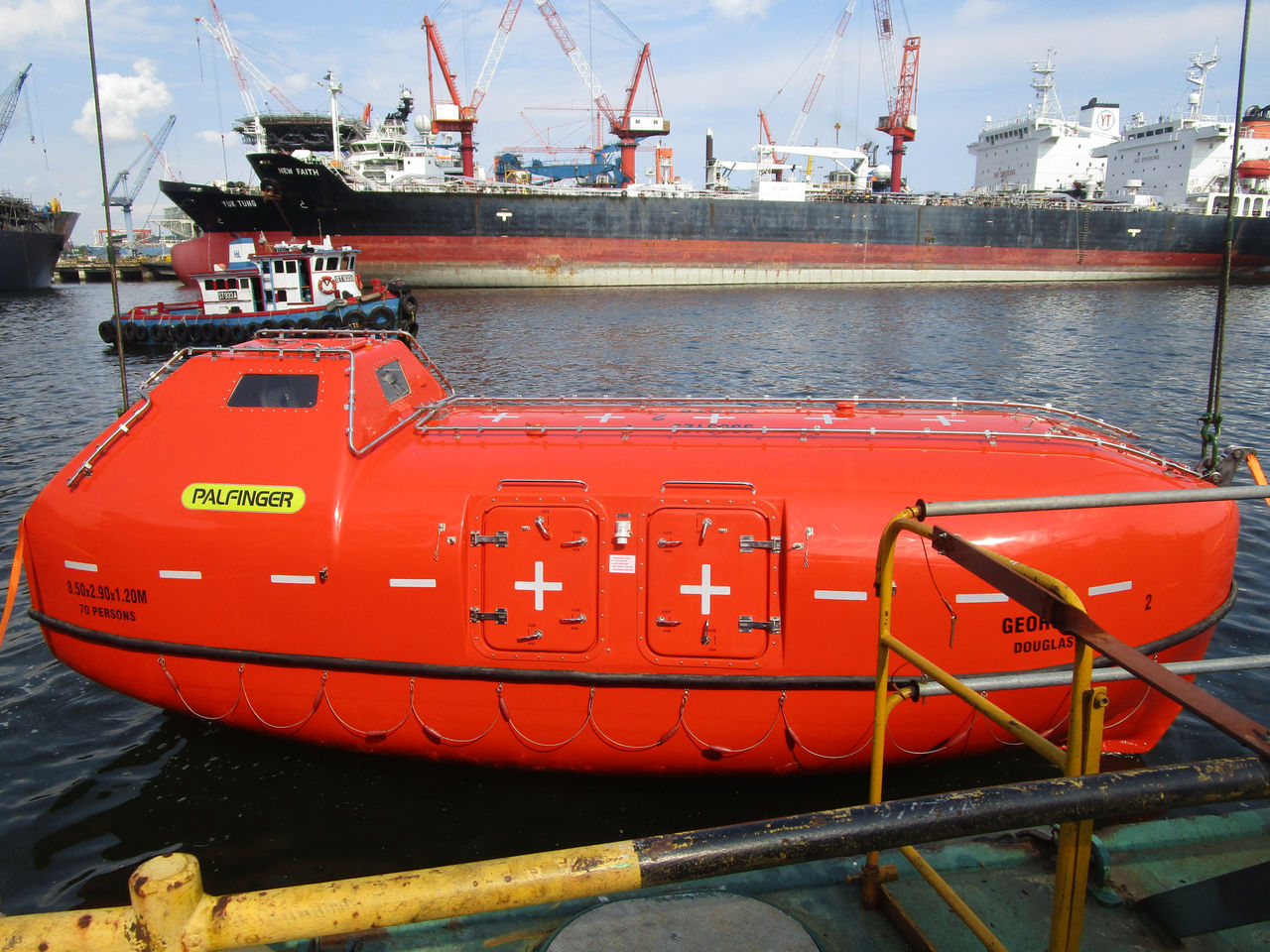 Totally enclosed lifeboat