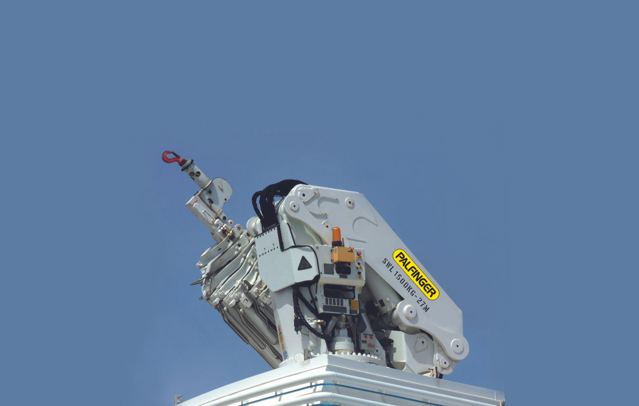 Foldable knuckle boom crane in park position