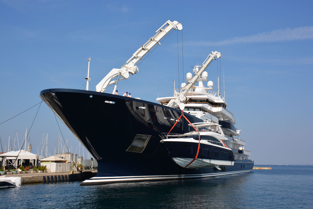 PFM cranes on board vessel