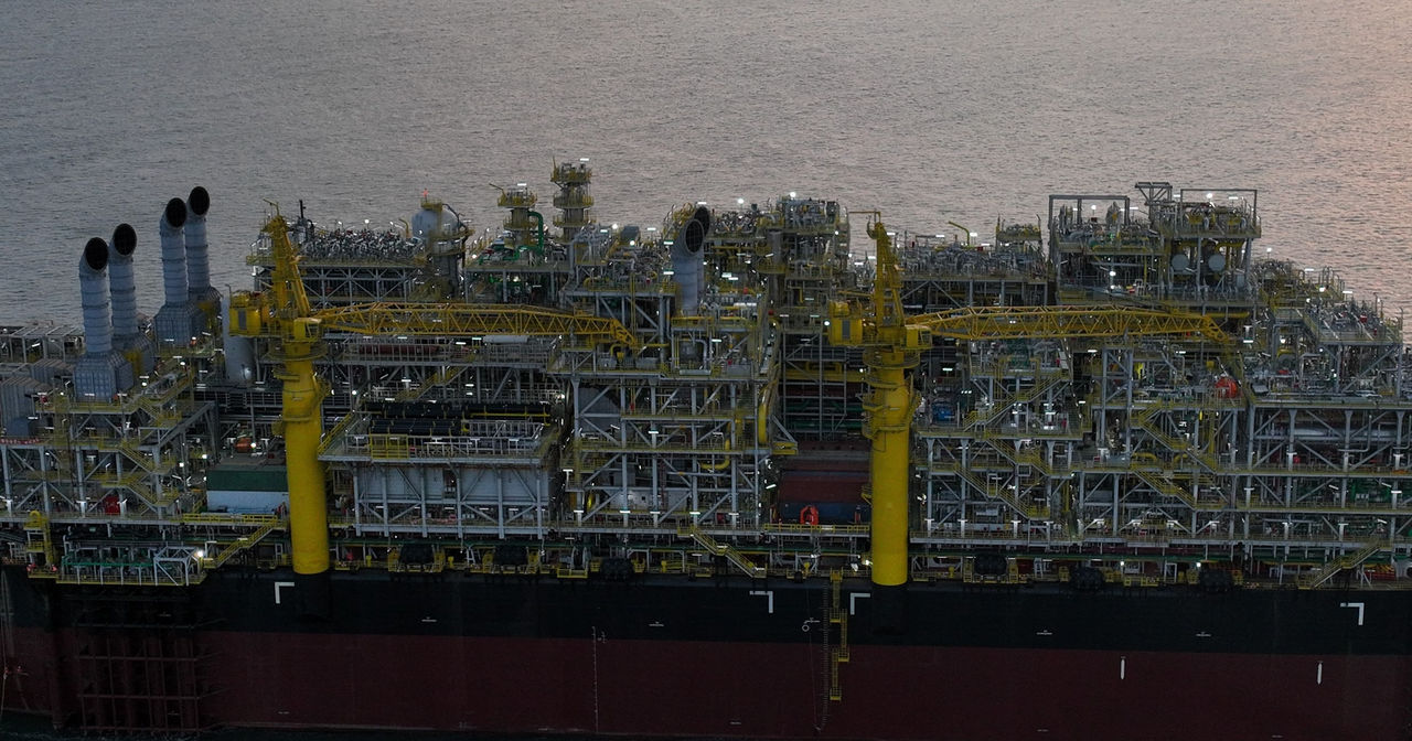 Wire luffing lattice boom crane