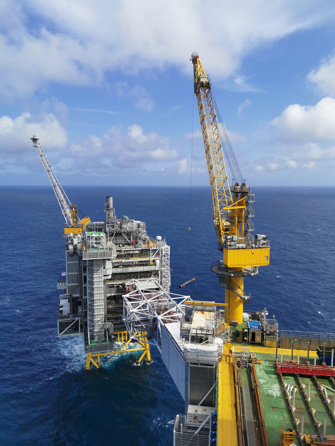 Wire luffing lattice boom crane