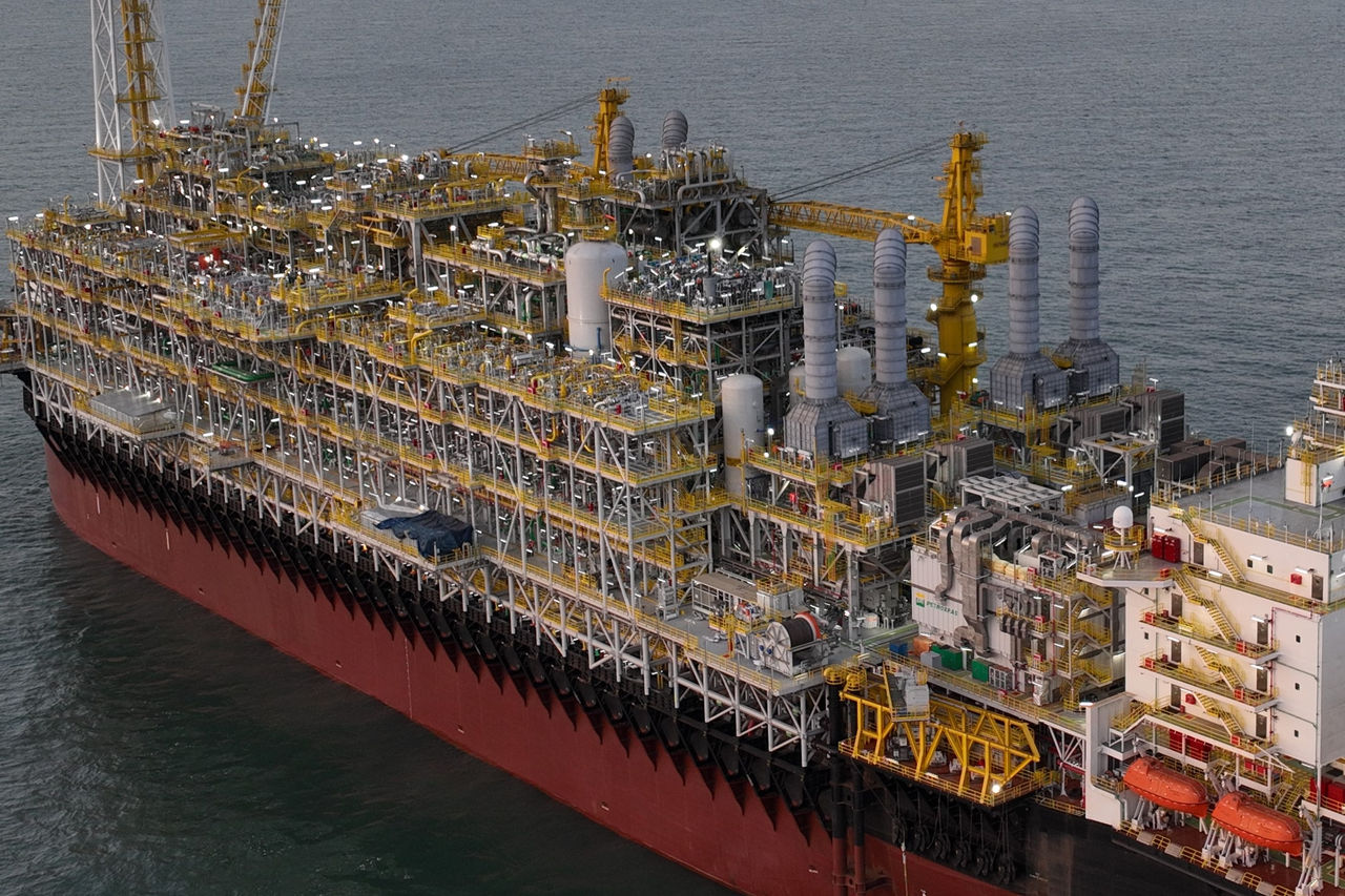 Wire luffing lattice boom crane