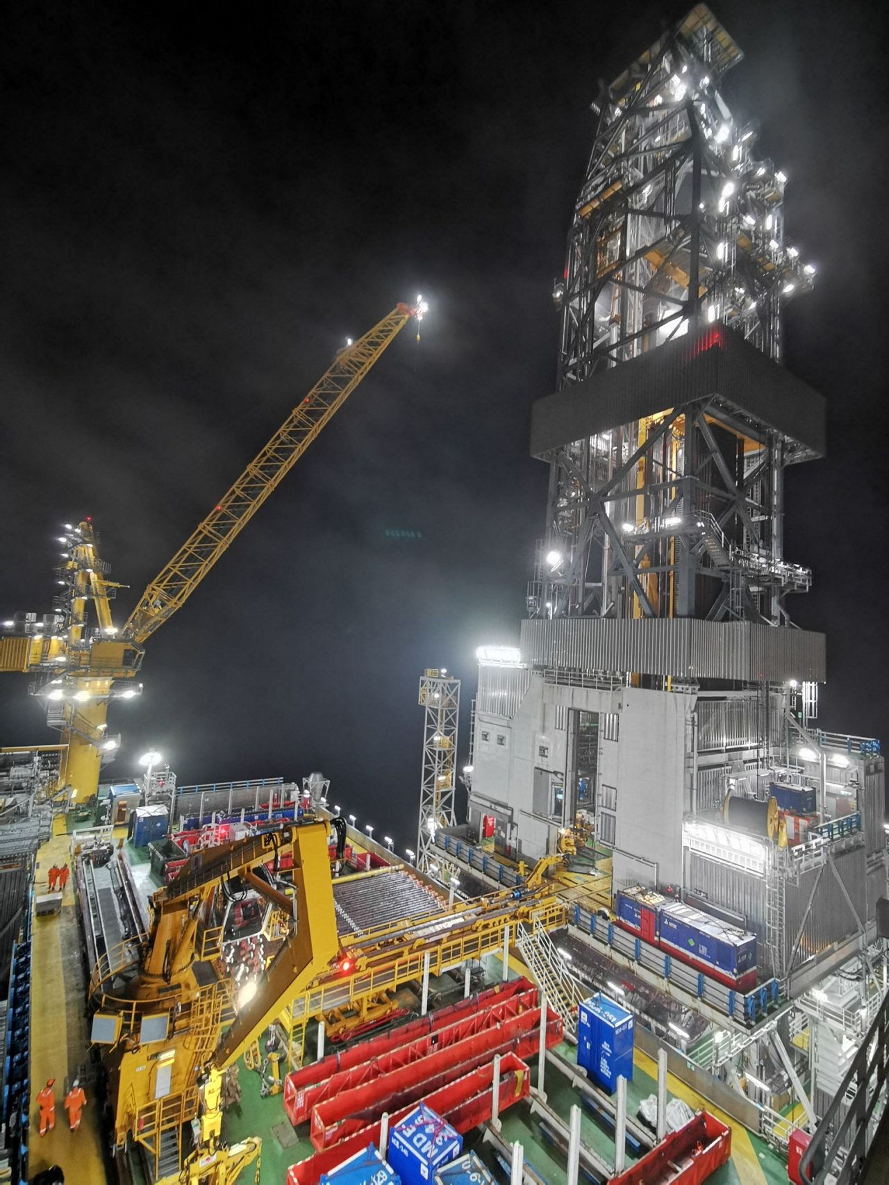 Wire luffing lattice boom crane