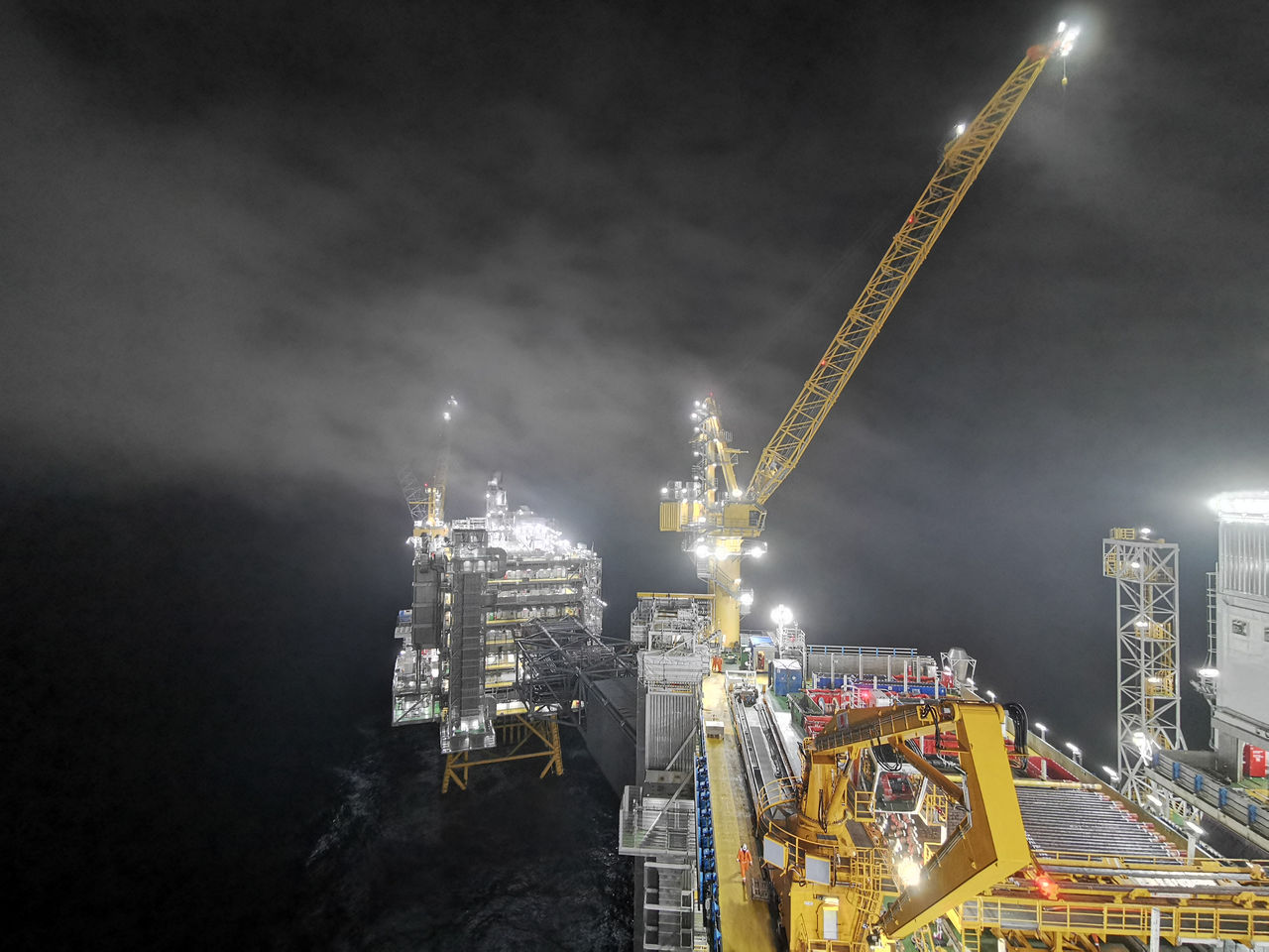 Wire luffing lattice boom crane