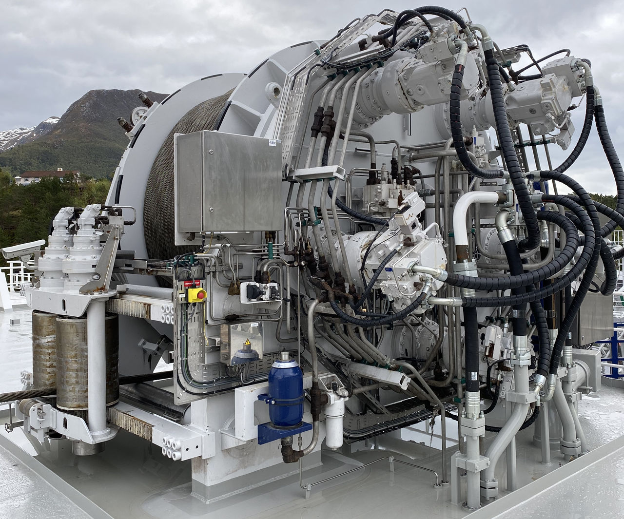 Lifting and handling winches